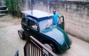 Estudante nigeriano cria fusca movido a energia solar