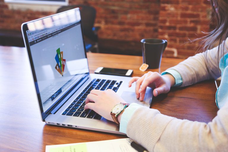 Startup cria sistema de gestão empresarial e ajuda lojista a alavancar vendas