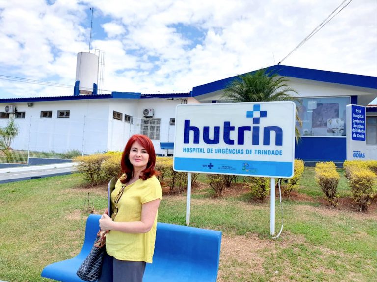 Silvania Dal Bosco, sócia diretora do Escritório de Consultoria e Comunicação - ECCO®, em frente ao Hutrin Trindade.