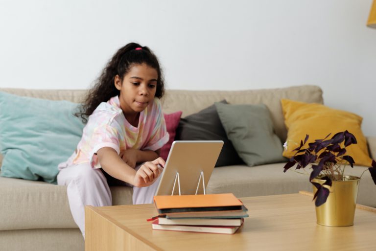 Startup Adalace cria plataforma de ensino a distância para ajudar escolas e instituições de ensino