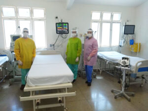 Funcionários do Hutrin utilizam os aventais doados pelo ateliê Lilian Gratão - Foto: Divulgação