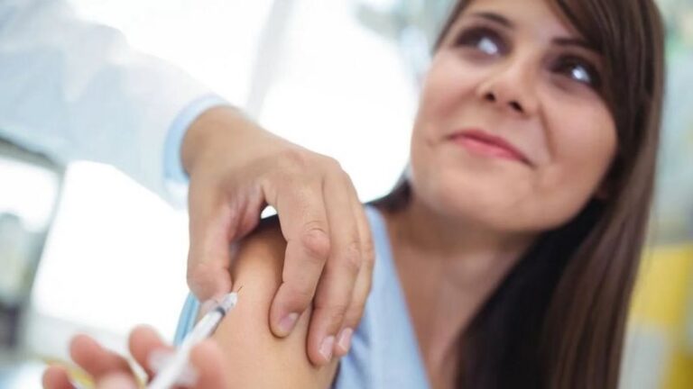 O mistério das vacinas que têm benefícios muito além dos esperados. Cientistas estão tentando descobrir como algumas vacinas têm mais benefícios do que é esperado delas.