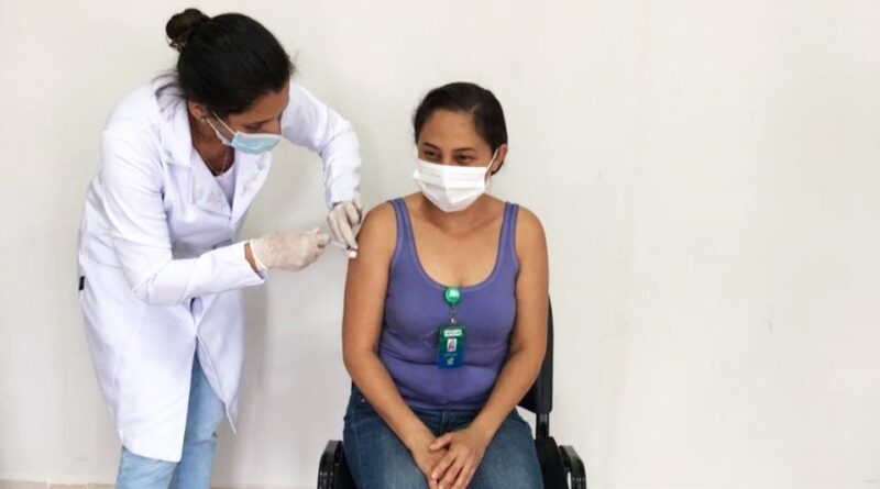 Profissionais do Hospital Regional de São Luís de Montes Belos foram vacinados contra a Covid-19