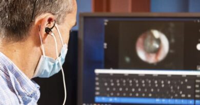 A empresa britânica Earswitch Ltd está desenvolvendo um dispositivo para viabilizar a comunicação por pessoas que sofrem de condições neurológicas, cujo efeito tenha impedido ou dificultado sua capacidade de fala
