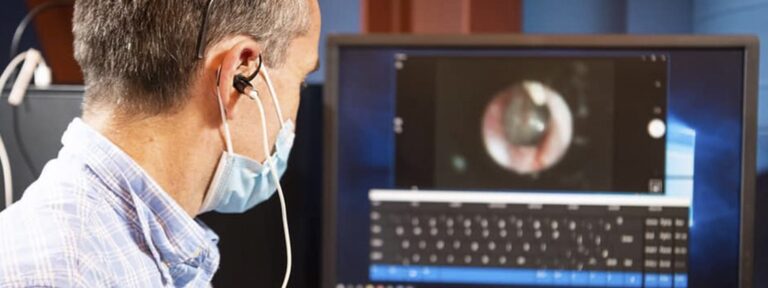 A empresa britânica Earswitch Ltd está desenvolvendo um dispositivo para viabilizar a comunicação por pessoas que sofrem de condições neurológicas, cujo efeito tenha impedido ou dificultado sua capacidade de fala