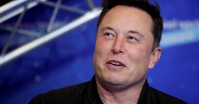 Elon Musk, o CEO da SpaceX, anunciou que a empresa lançará no ano que vem a missão lunar Doge-1.