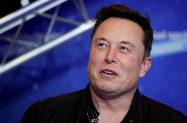 Elon Musk, o CEO da SpaceX, anunciou que a empresa lançará no ano que vem a missão lunar Doge-1.