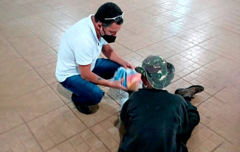 Equipe de voluntários do HRF vai às ruas levar doações de roupas de frio