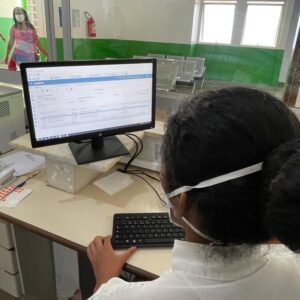Profissional de branco usa o computador no Hospital Regional de Formosa