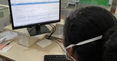 Profissional de branco usa o computador no Hospital Regional de Formosa