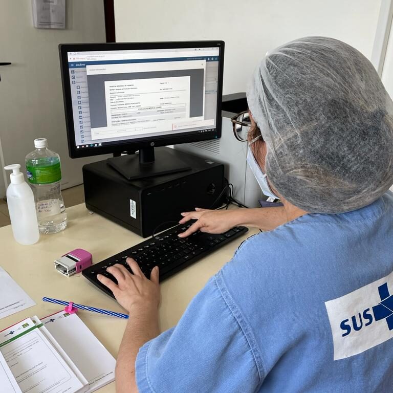 Profissional de azul usa computador no Hospital Regional de Formosa
