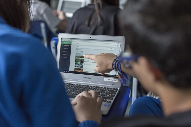 A tecnologia faz parte da lista de materiais didáticos e tem motivado estudantes a ter mais prazer em aprender.