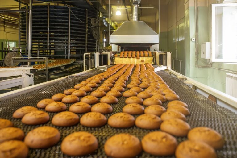 Conhecida como 4ª Revolução Industrial, os preceitos da Indústria 4.0 trazem mais automação, troca de dados, controle sobre etapas de produção e modelos de negócios através de tecnologias como a inteligência artificial (IA), a robótica, a Internet das Coisas (IoT) e a computação em nuvem.