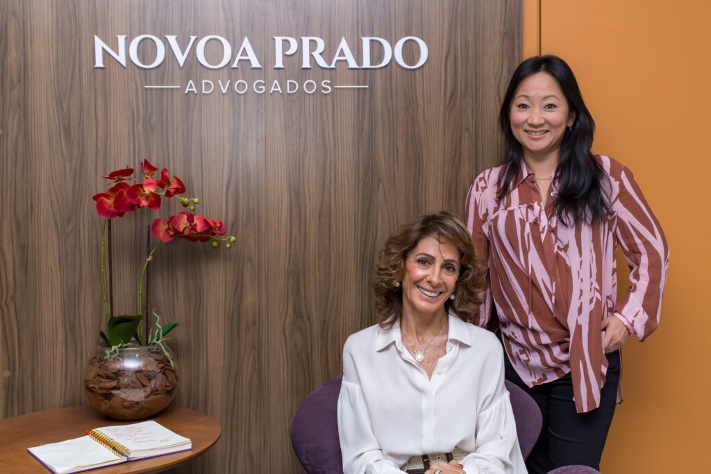 Thaís Kurita (em pé) e Melitha Novoa Prado, sócias do Novoa Prado Advogados