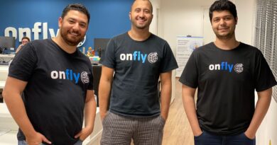 A Onfly foi fundada no final de 2018, em Belo Horizonte, por Marcelo Linhares e Elvis Soares como uma startup que lança mão da automação e da inteligência artificial para prestar a corporações em geral serviços de gestão de viagens e despesas corporativas.