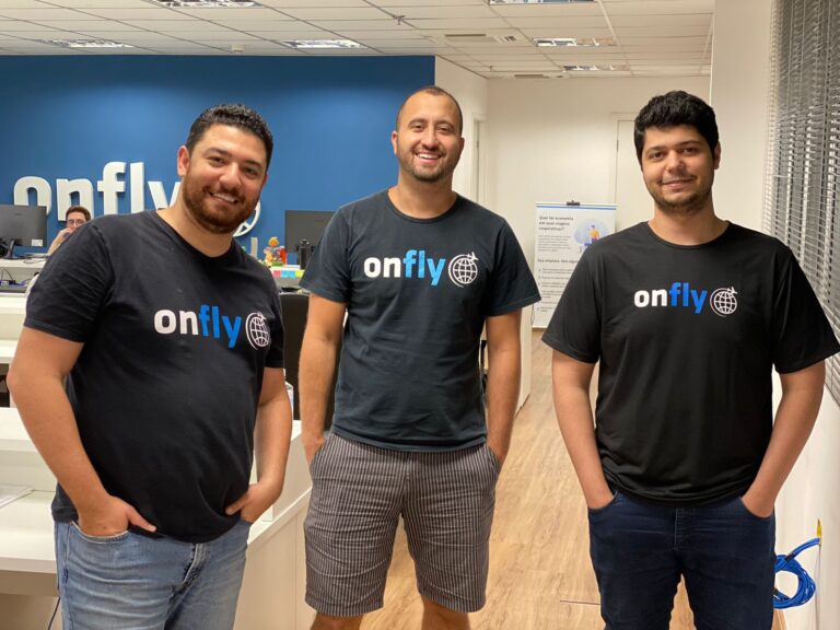 A Onfly foi fundada no final de 2018, em Belo Horizonte, por Marcelo Linhares e Elvis Soares como uma startup que lança mão da automação e da inteligência artificial para prestar a corporações em geral serviços de gestão de viagens e despesas corporativas.