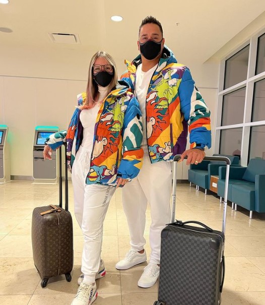 O casal escolheu uma jaqueta com a mesma estampa e usaram um look inteiro branco, numa vibe monocromática incrível!
