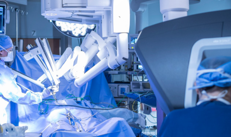 O procedimento, minimamente invasivo, diminui os riscos de sangramento, infecção e dor pós-operatória, e durou cerca de uma hora.