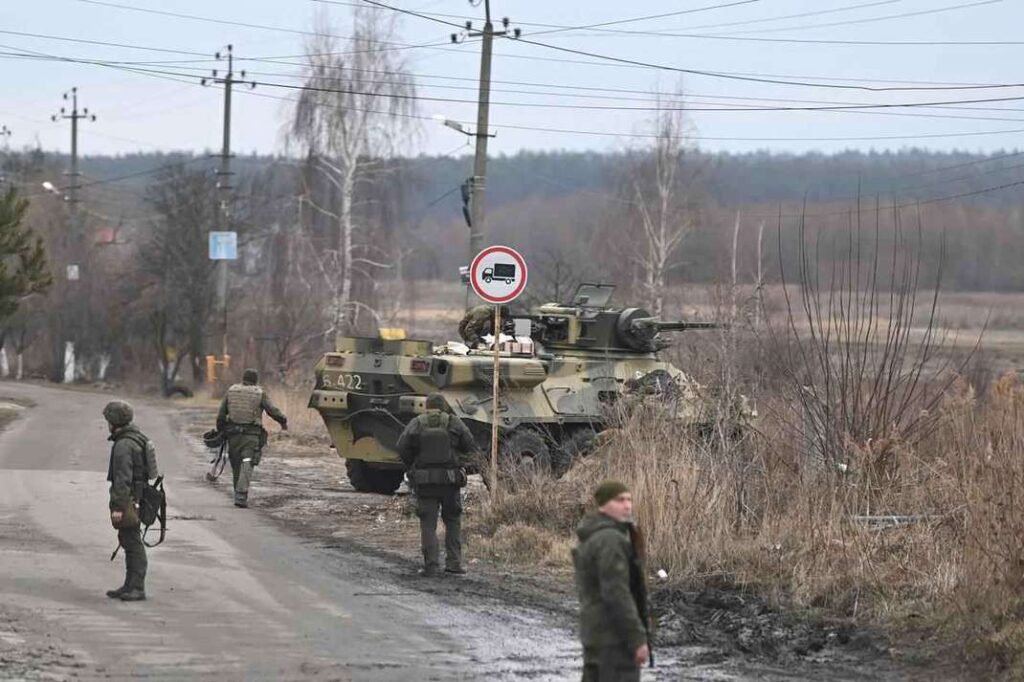 Militares ucranianos perto de um veículo blindado BTR-3 no noroeste de Kiev