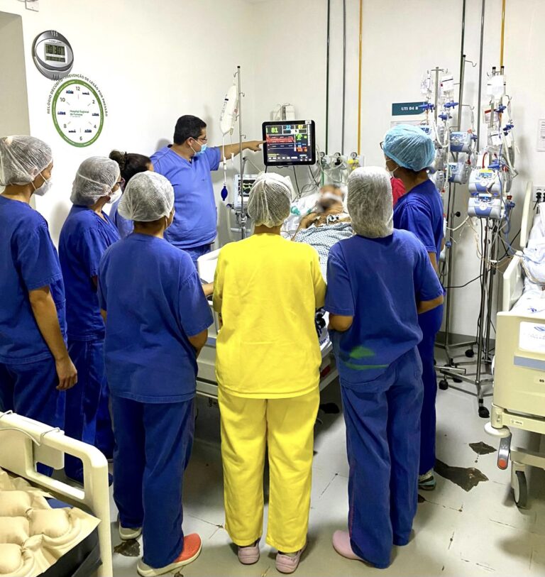 HEF realiza projetos de educação continuada com profissionais da UTI