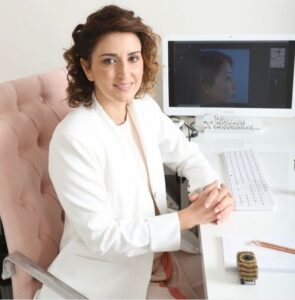 Caroline Cannarella usa técnica de rinoplastia ultrassônica.