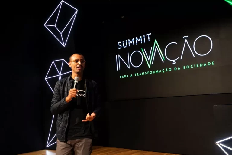 Eduardo Lyra durante participação no Evento Summit de Inovação