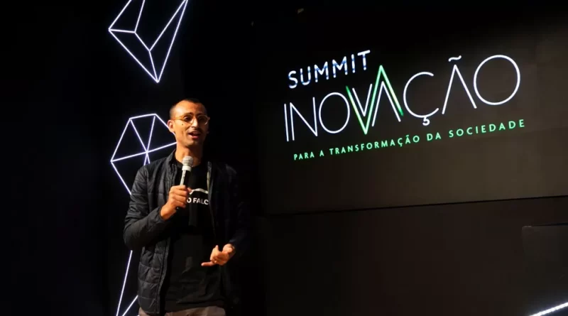 Eduardo Lyra durante participação no Evento Summit de Inovação