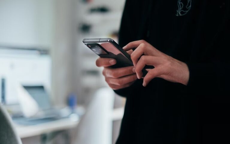 Utilizar pasta segura no celular, senhas e pins para acessar os dados, além de guardar em lugar seguro a sequência de números do seu IMEI, são estratégias para proteger suas informações