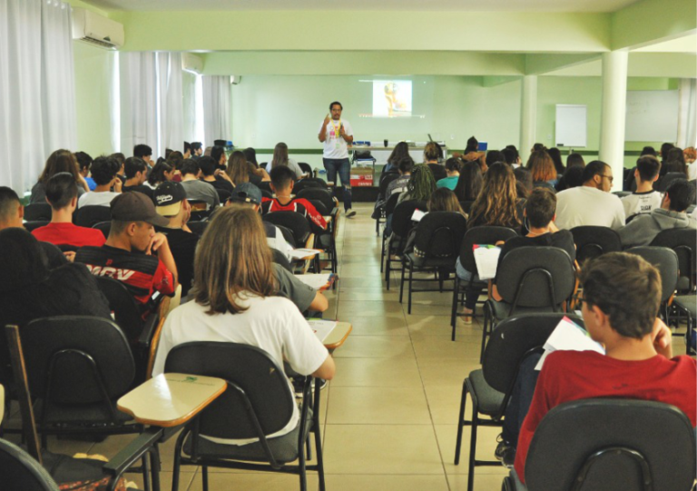 Alunos da rede pública participam de oficinas sobre empreendedorismo