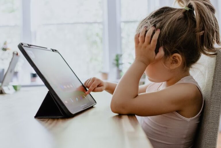 O número de crianças e adolescentes do país com acesso à internet cresceu em 2021, apontou a pesquisa TIC Kids Online Brasil, do Comitê Gestor da Internet no Brasil (CGI.br), que foi divulgada nessa terça-feira (16), em São Paulo.