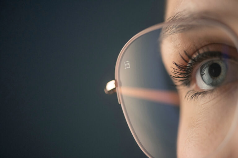 Especialista dá dicas de como fazer limpeza das lentes de óculos