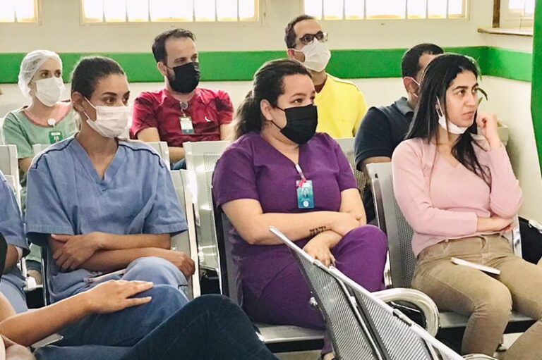 Profissionais do Hospital Estadual de Formosa assistem a palestra sobre comunicação