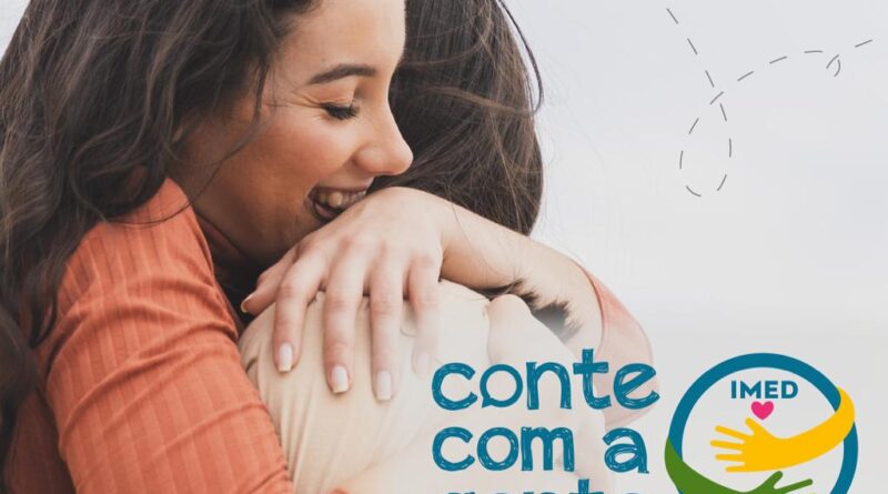 Imagem de duas mulheres se abraçando e se acolhendo acompanhada de logomarca do projeto Conte com a Gente