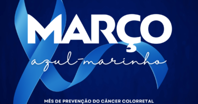 Imagem ilustrativa da campanha Março Azul-Marinho: laço azul com o texto ‘Mês de prevenção do câncer colorretal’