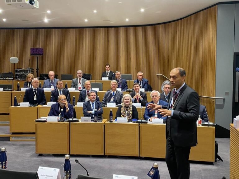 Presidente do Comitê Consultivo Internacional da MEI - Soumitra Doutta (em pé)
