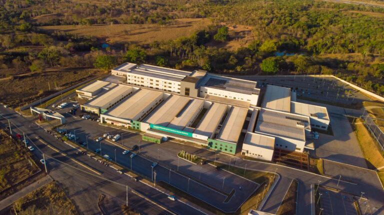 Foto aérea da fachada do Hospital Estadual do Centro-Norte Goiano
