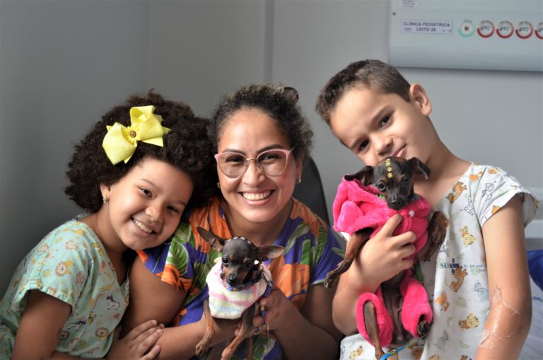 Pacientes do HCN com os cães Cacau e Nescau durante a sessão de Pet Terapia