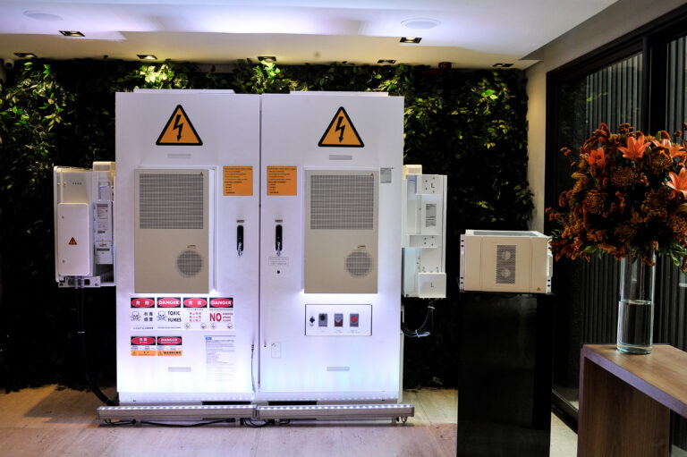 Bateria de armazenamento do sistema de energia (BESS) por Huawei e Matrix