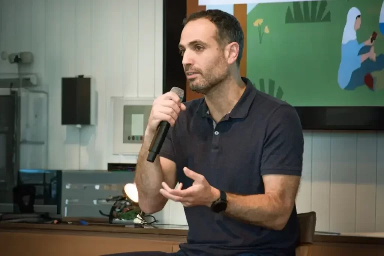 Executivo do LinkedIn revela as novas formas de destacar o perfil no Brasil usando a IA; veja como