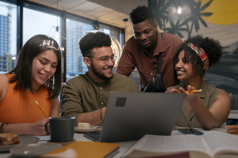 Jovem-aprendiz | Jovens | United Way Brasil | Lab&Tal | São Paulo