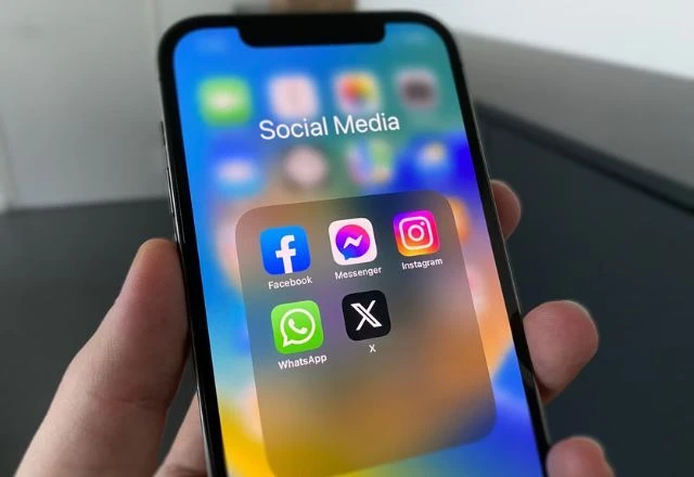 O Ministério da Justiça e a Secretaria Nacional do Consumidor (Senacon) divulgaram uma nota técnica com diretrizes para plataformas digitais e redes sociais, destacando a necessidade de transparência nas relações de consumo, especialmente no que tange ao uso de inteligência artificial (IA).