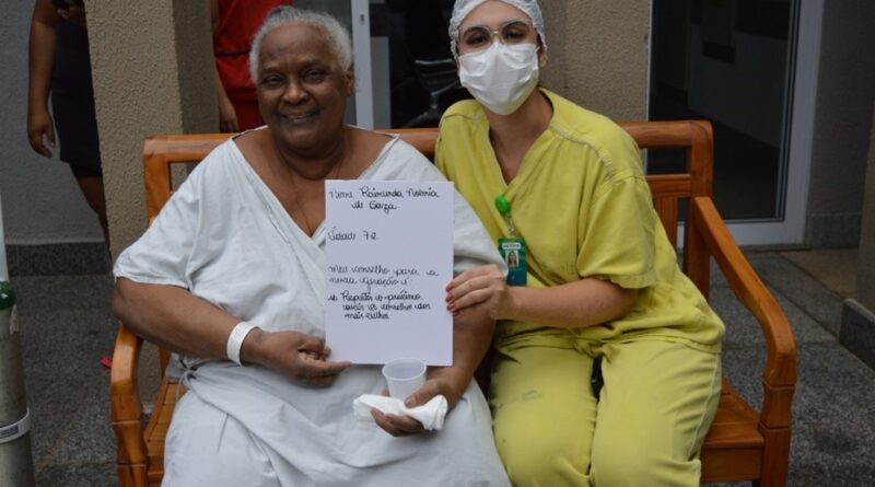 Momento lúdico para os idosos no Hospital Estadual de Trindade (Hetrin), unidade gerida pelo Instituto de Medicina, Estudos e Desenvolvimento (IMED)