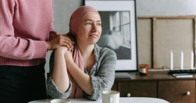 Mulher enfrentando câncer de mama. Reprodução: Foto de Thirdman/ Pexels