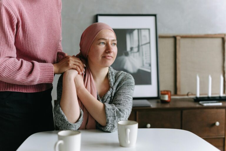 Mulher enfrentando câncer de mama. Reprodução: Foto de Thirdman/ Pexels