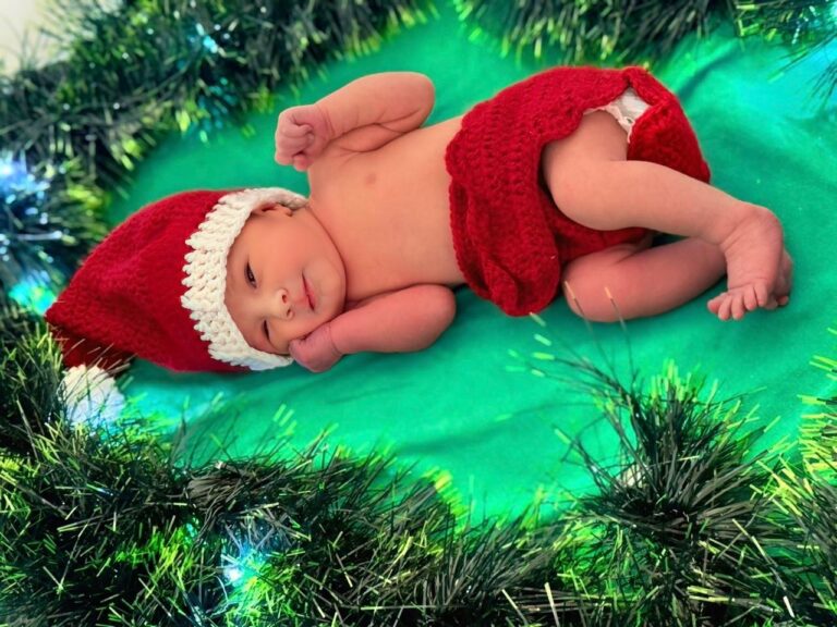 HEF realiza ensaio fotográfico de Natal com bebês recém-nascidos