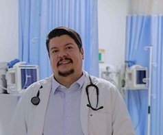 Médicos da Medplus Serviços Médicos no Hospital Municipalizado Adão Pereira Nunes realizaram uma cranioplastia no carpinteiro, Vitor Soares.