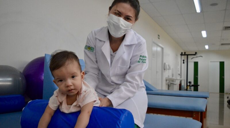 Fisioterapeuta realiza exercício com bebê em sala de terapia infantil da Policlínica Estadual da Região do Entorno – Formosa, unidade gerida pelo Instituto de Medicina, Estudos e Desenvolvimento - IMED