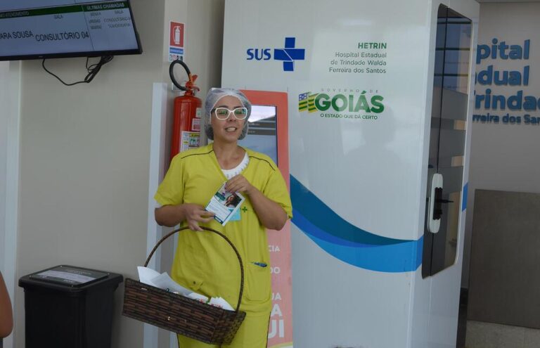 A fonoaudióloga Tuanny Guilarducci, do Hospital Estadual de Trindade - Hetrin, orienta pacientes e colaboradores sobre os sinais e sintomas da disfagia durante ação educativa no Dia Nacional de Atenção à Disfagia.