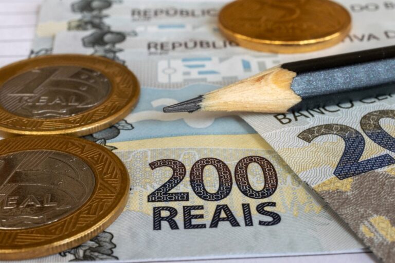 O presidente do Conselho de Administração da Colpar Brasil, José Roberto Colnaghi destaca que, apesar do crescimento robusto, os desafios para 2025 incluem uma política monetária apertada e incertezas globais, que podem limitar o avanço econômico.