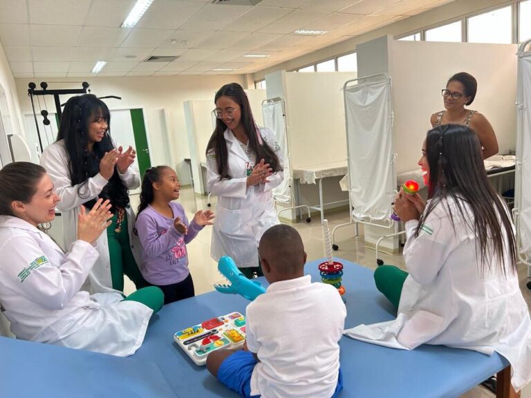 Evento da Policlínica Estadual da Região do Entorno – Formosa celebra o Dia Internacional da Síndrome de Down com atividades lúdicas e atendimentos especializados, promovendo a inclusão e o envolvimento das famílias.